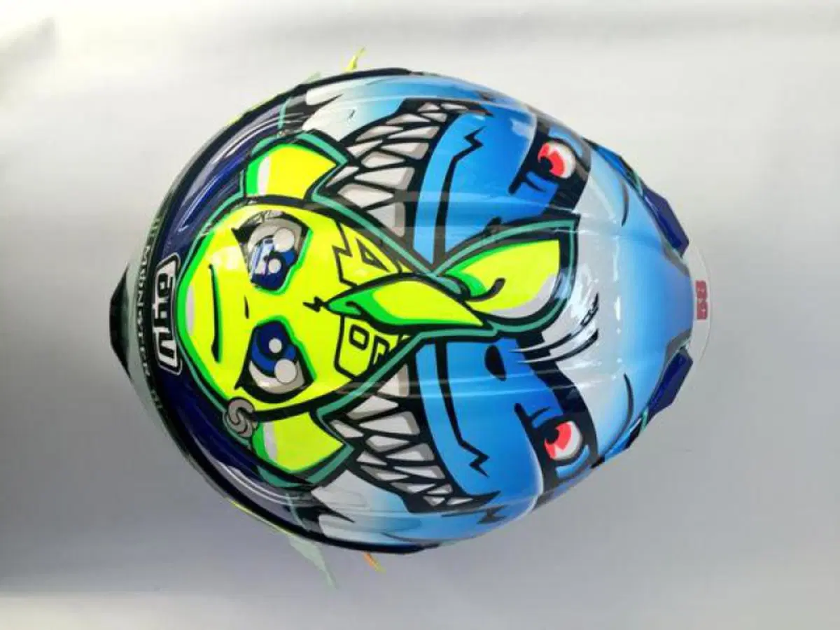 MotoGP 2015. Rossi braccato dagli squali nel casco speciale per Misano
