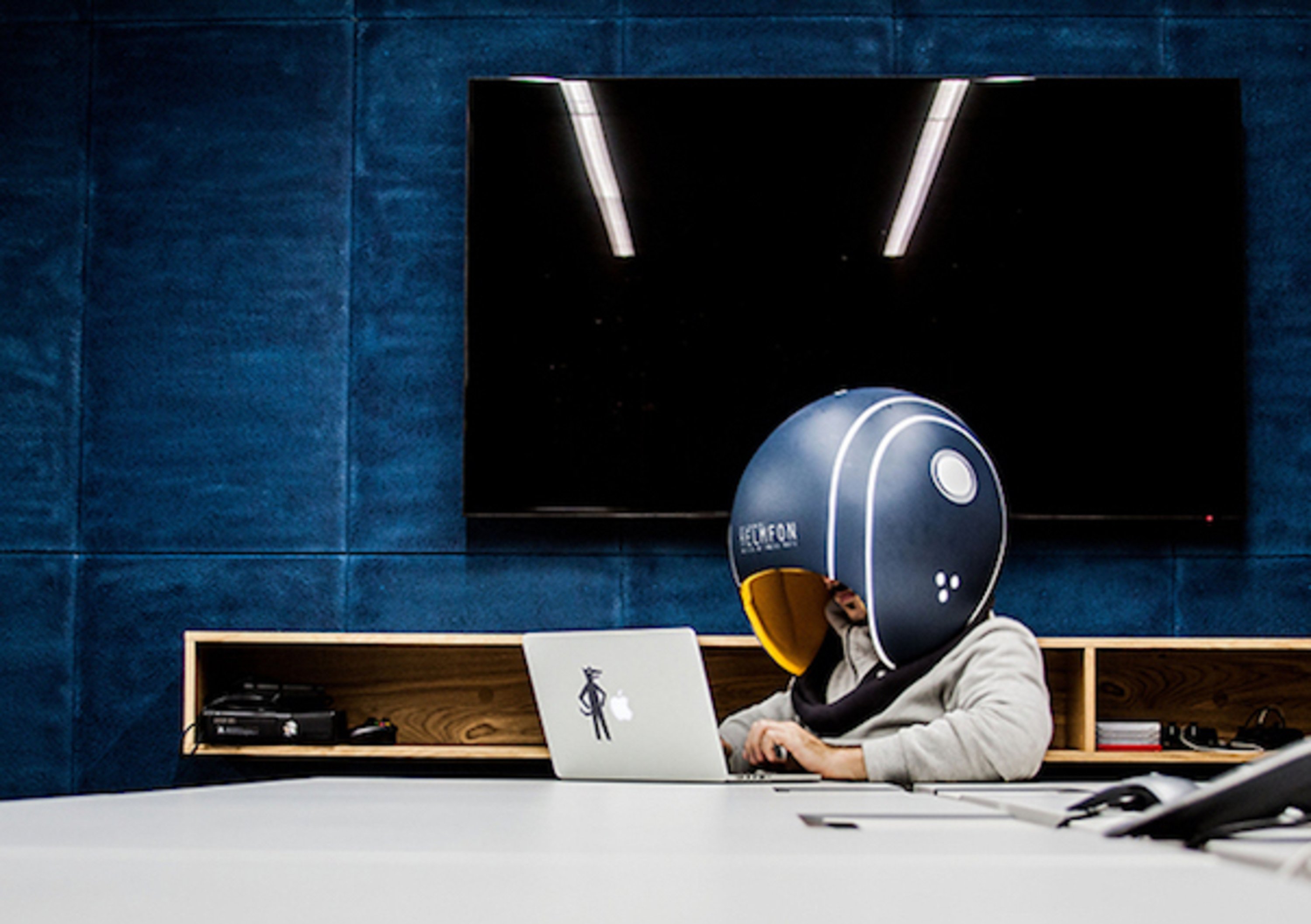 Helmfon, il casco per isolarsi in ufficio
