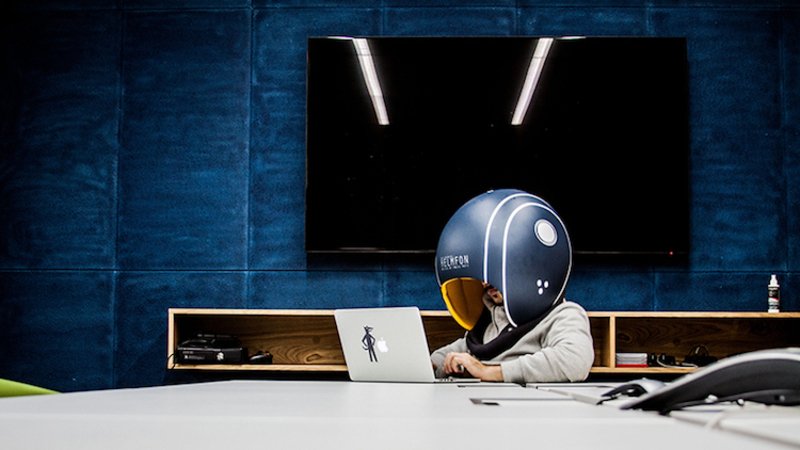 Helmfon, il casco per isolarsi in ufficio