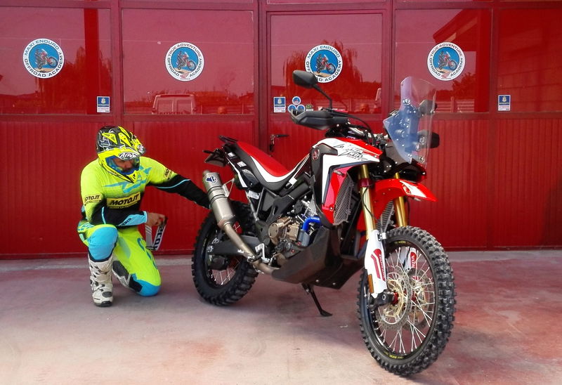 La Honda Africa Twin Rally qui inversione DCT e colorazione rossa 