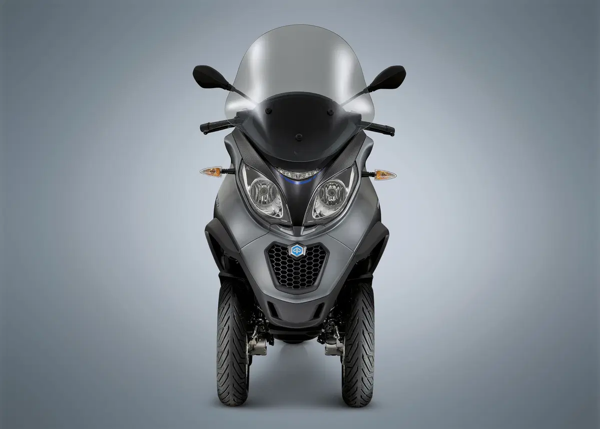 Piaggio MP3: due nuove versioni 300 e 500 LT (6)