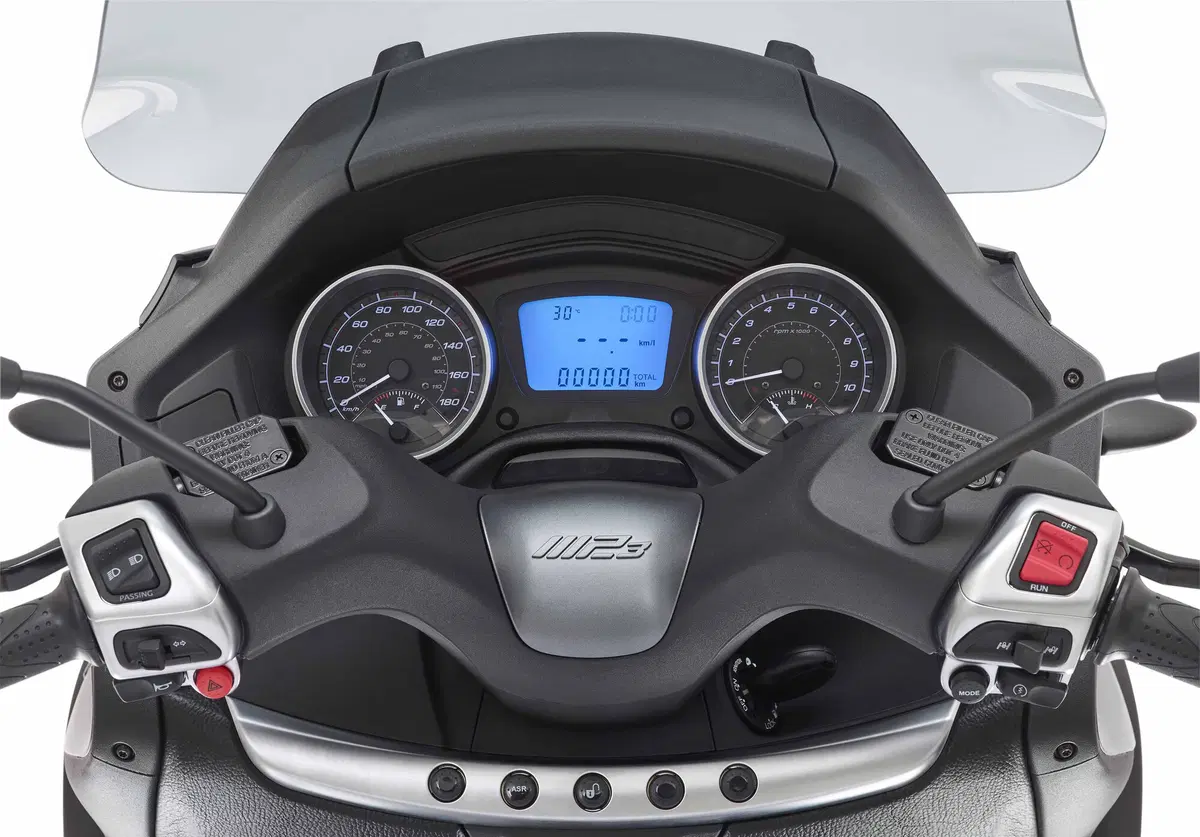 Piaggio MP3: due nuove versioni 300 e 500 LT (8)