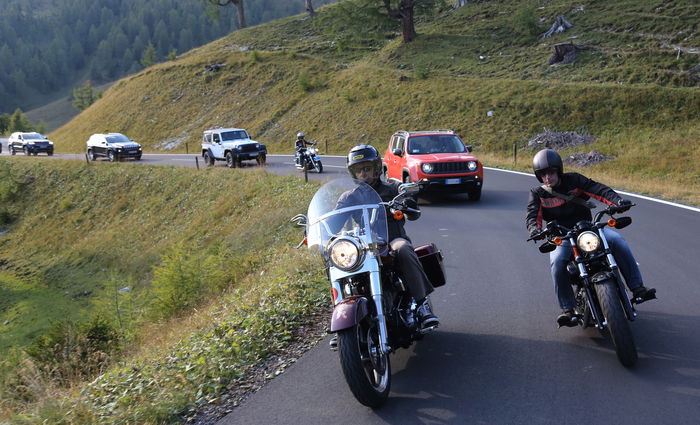 Il nostra Andrea Perfetti, primo da sinistra, alla testa del corteo di Harley e Jeep