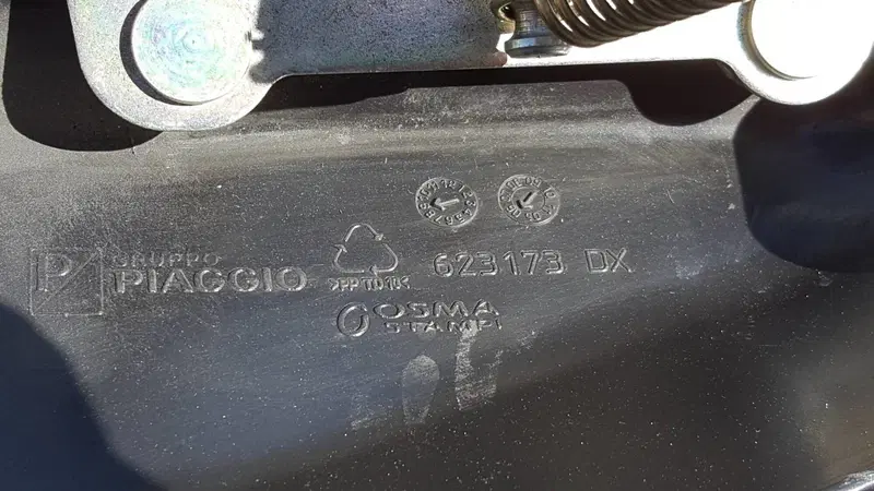 Cerniera Destra MP3 250 Piaggio (4)