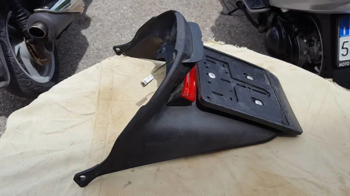 Porta Targa MP3 250 Piaggio (2)