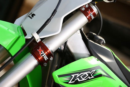 Un kit accessori omaggio con la Kawasaki KX 450F