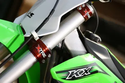 Un kit accessori omaggio con la Kawasaki KX 450F