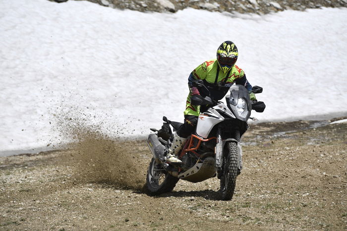 Rispetto alla 1090 Adventure cambiano le sospensioni e i cerchi. Le ruote sono a raggi e crescono di dimensioni (21” all’anteriore e 18” al posteriore); montano pneumatici tubeless 90/90-21  e 150/70-18