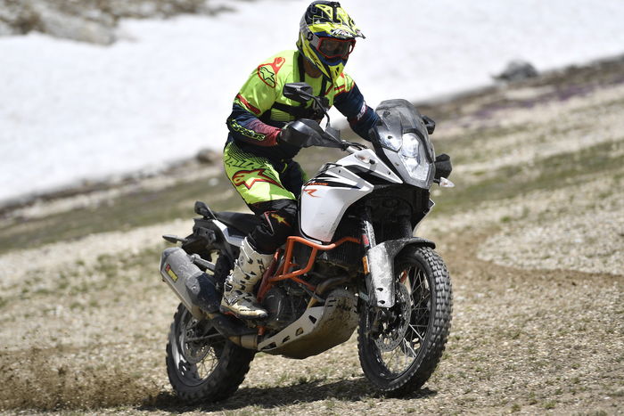 Si lascia condurre come un vera moto da rally. E come questa accetta le correzioni e le improvvisazioni all'ultimo secondo tipiche del fuoristrada