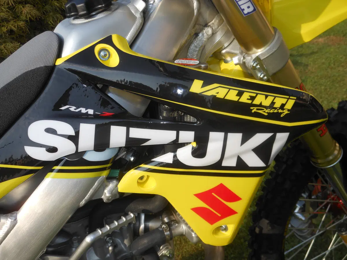 Suzuki RM-Z 250 450 Valenti Limited Edition 2016 (11)
