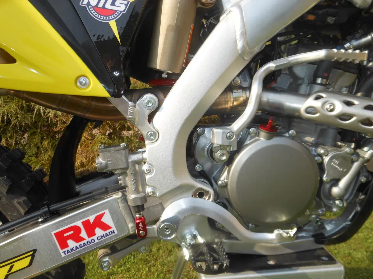 Suzuki RM-Z 250 450 Valenti Limited Edition 2016 (16)