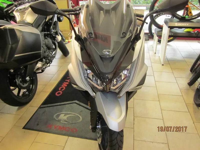 Kymco AK 550 ETS (2021 - 26) (2)