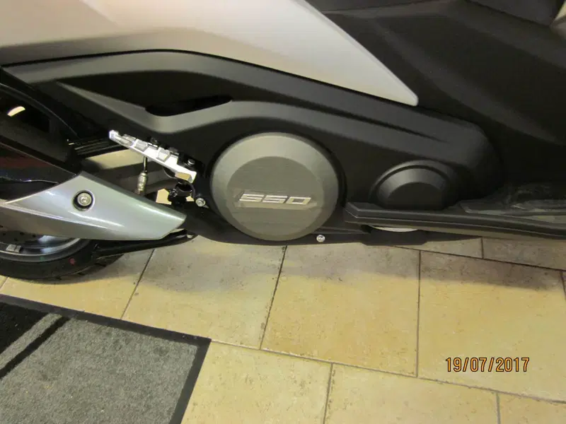 Kymco AK 550 ETS (2021 - 26) (3)