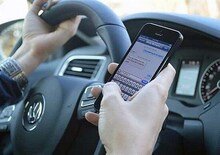 Cellulare al volante, si cambia: patente sospesa