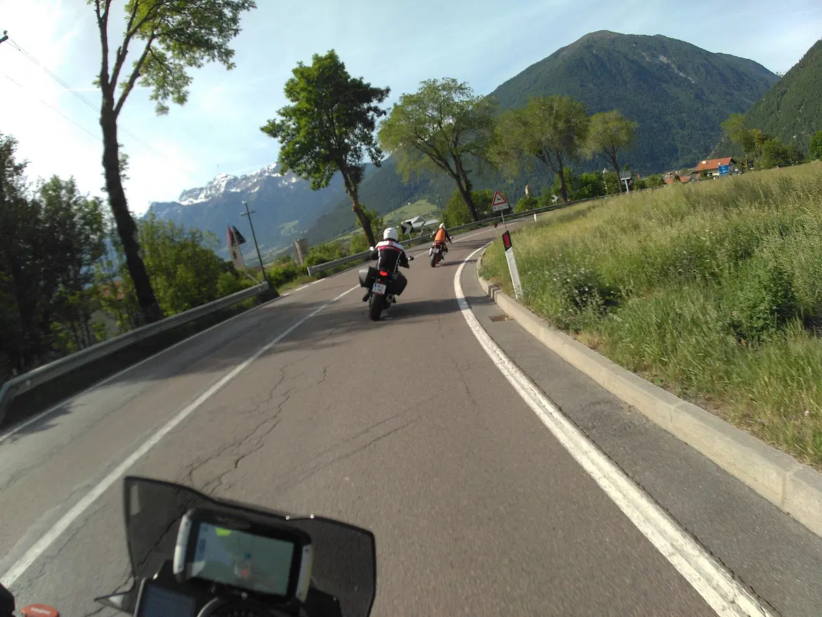 Nuviz, il primo head-up display con videocamera, interfono e nav. La nostra prova (4)