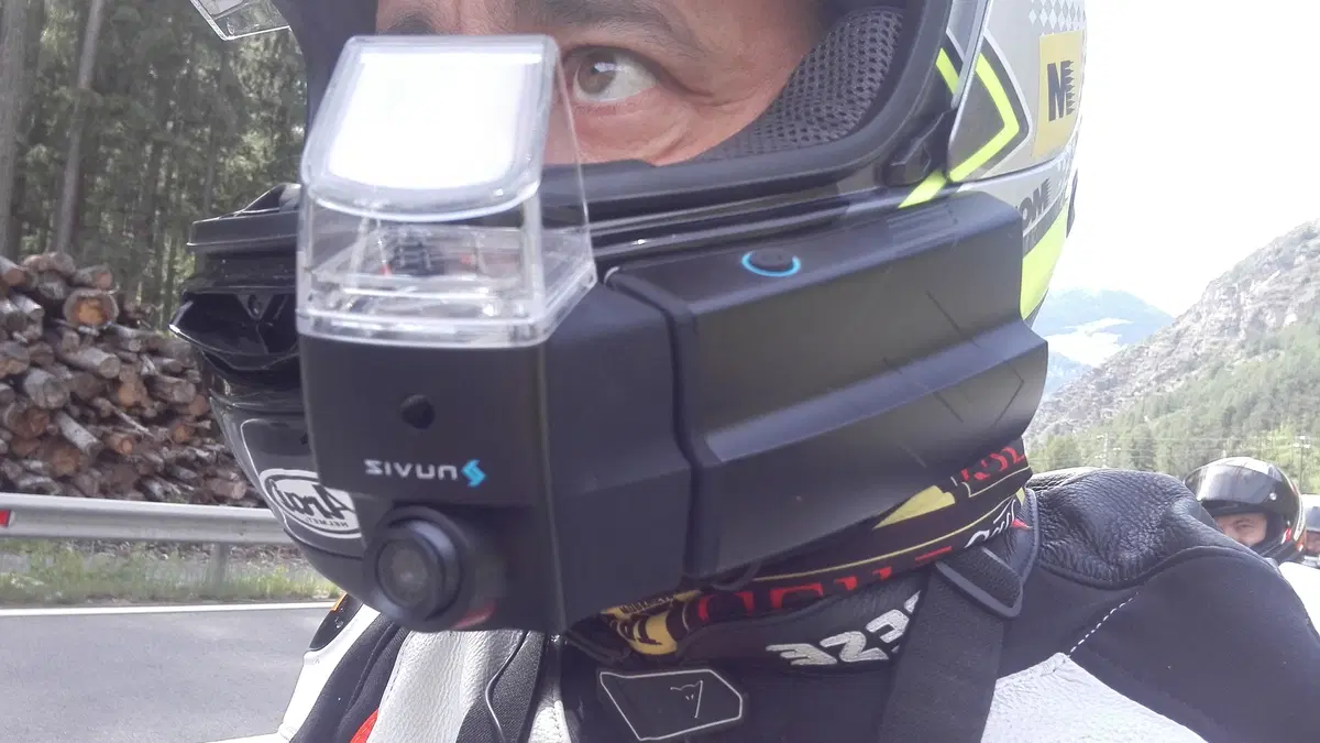 Nuviz, il primo head-up display con videocamera, interfono e nav. La nostra prova (4)
