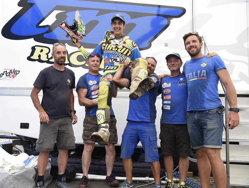 Andrea Verona, neo campione EY, festeggiato dal team