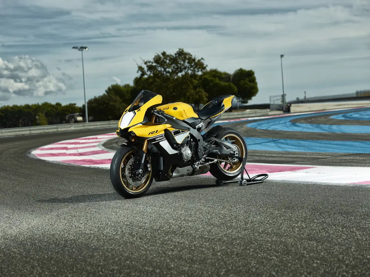 Yamaha, YZF-R1 ed R1M 2016 (4)