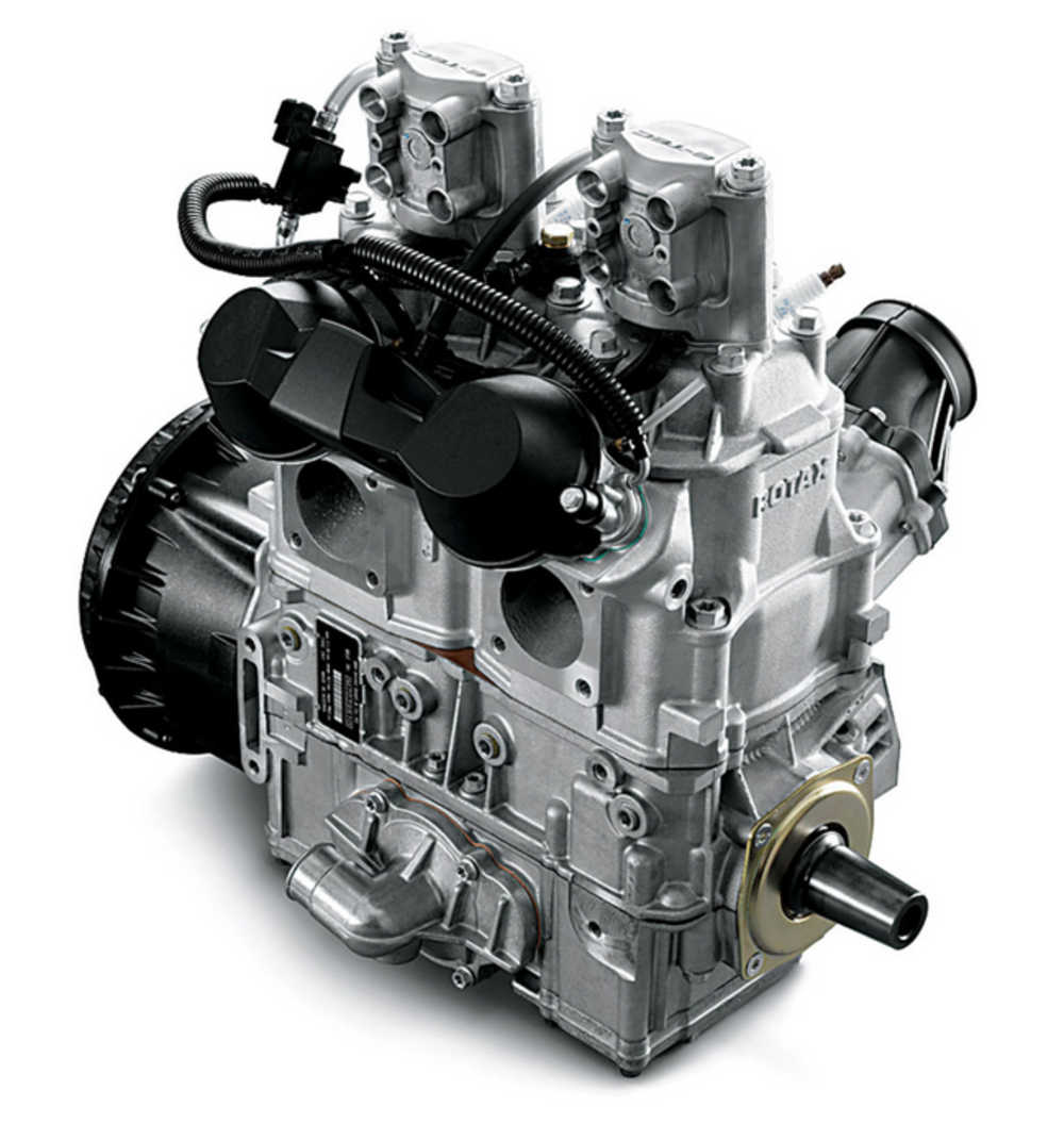 La Rotax ha in produzione da alcuni anni una serie di motori a due tempi per motoslitte e moto d&rsquo;acqua dotati dell&rsquo;eccellente sistema di iniezione diretta E-tec