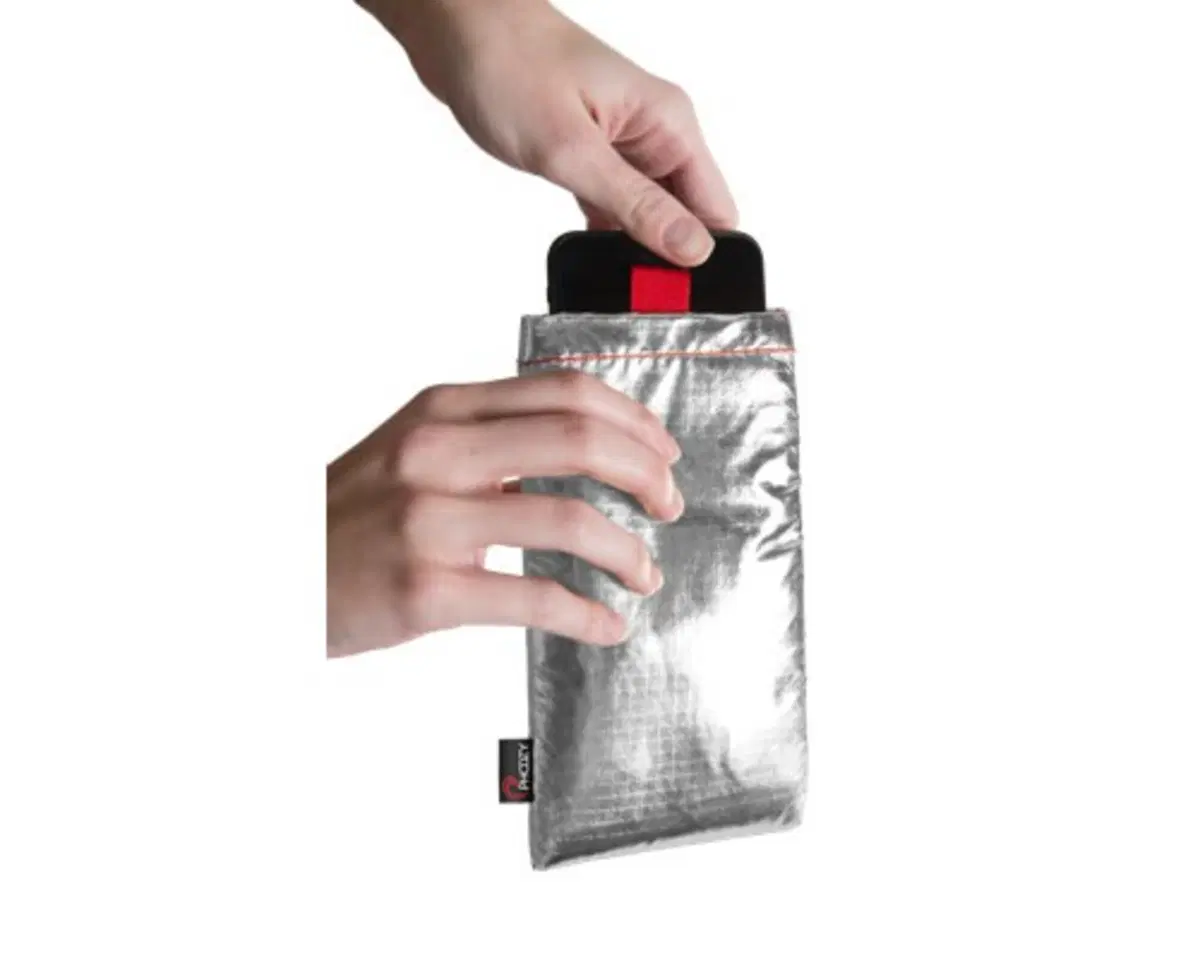 Phoozy, la cover spaziale per smartphone (5)