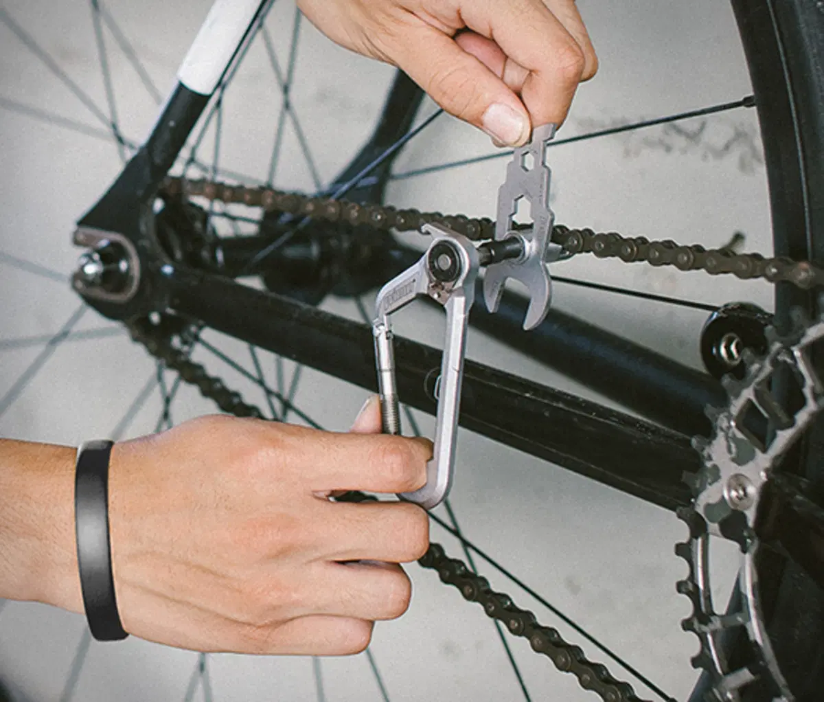  WOKit 2.0 Cycling Kit, il moschettone che si trasforma in cassetta degli attrezzi