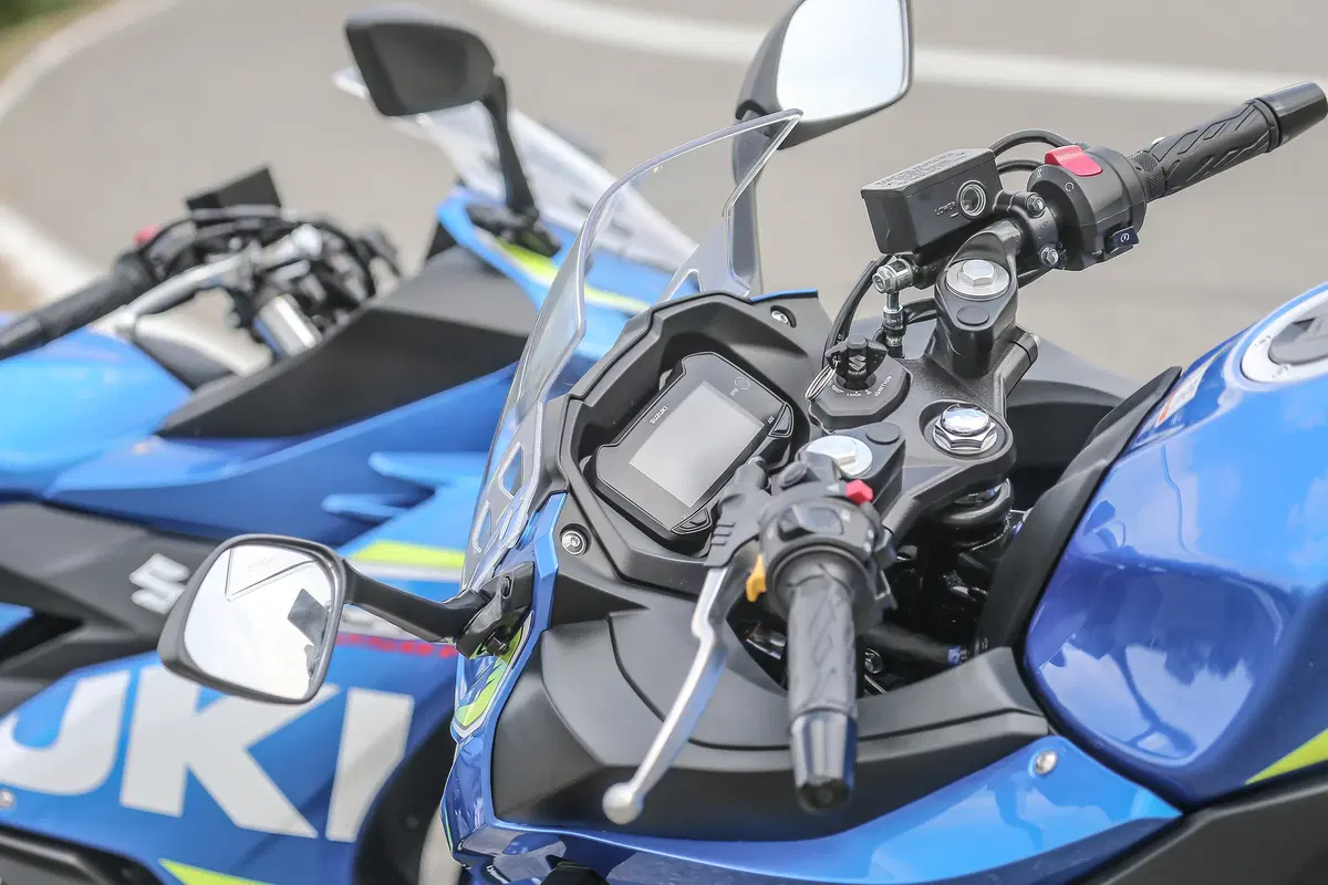 Suzuki GSX250R: la nostra prova in città e sui passi con Passione Motori (4)