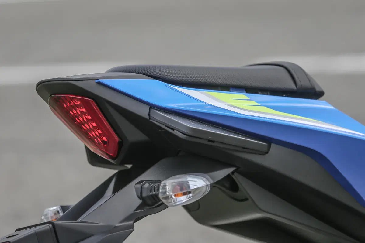 Suzuki GSX250R: la nostra prova in città e sui passi con Passione Motori (7)