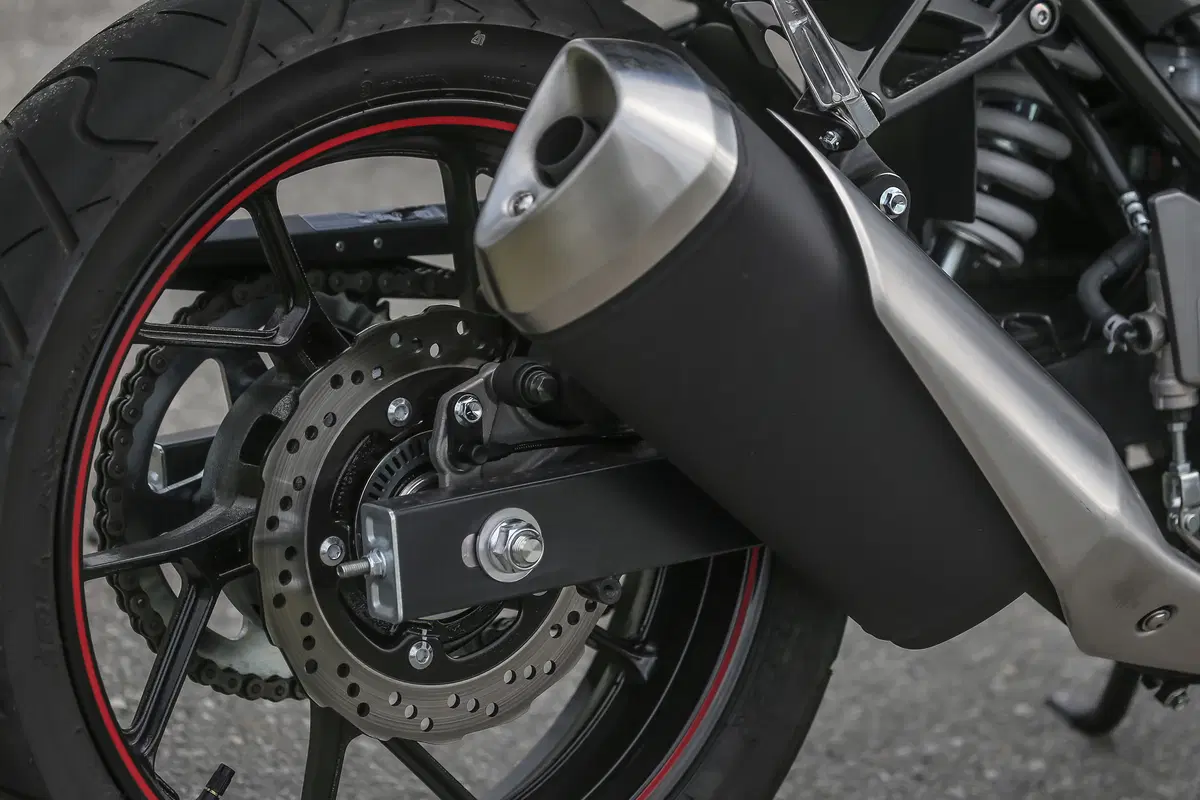 Suzuki GSX250R: la nostra prova in città e sui passi con Passione Motori (9)