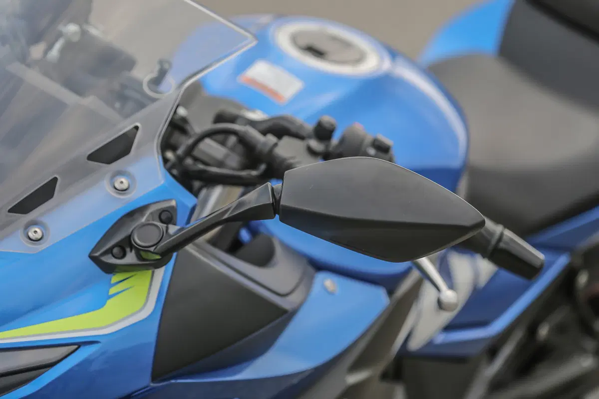 Suzuki GSX250R: la nostra prova in città e sui passi con Passione Motori (10)