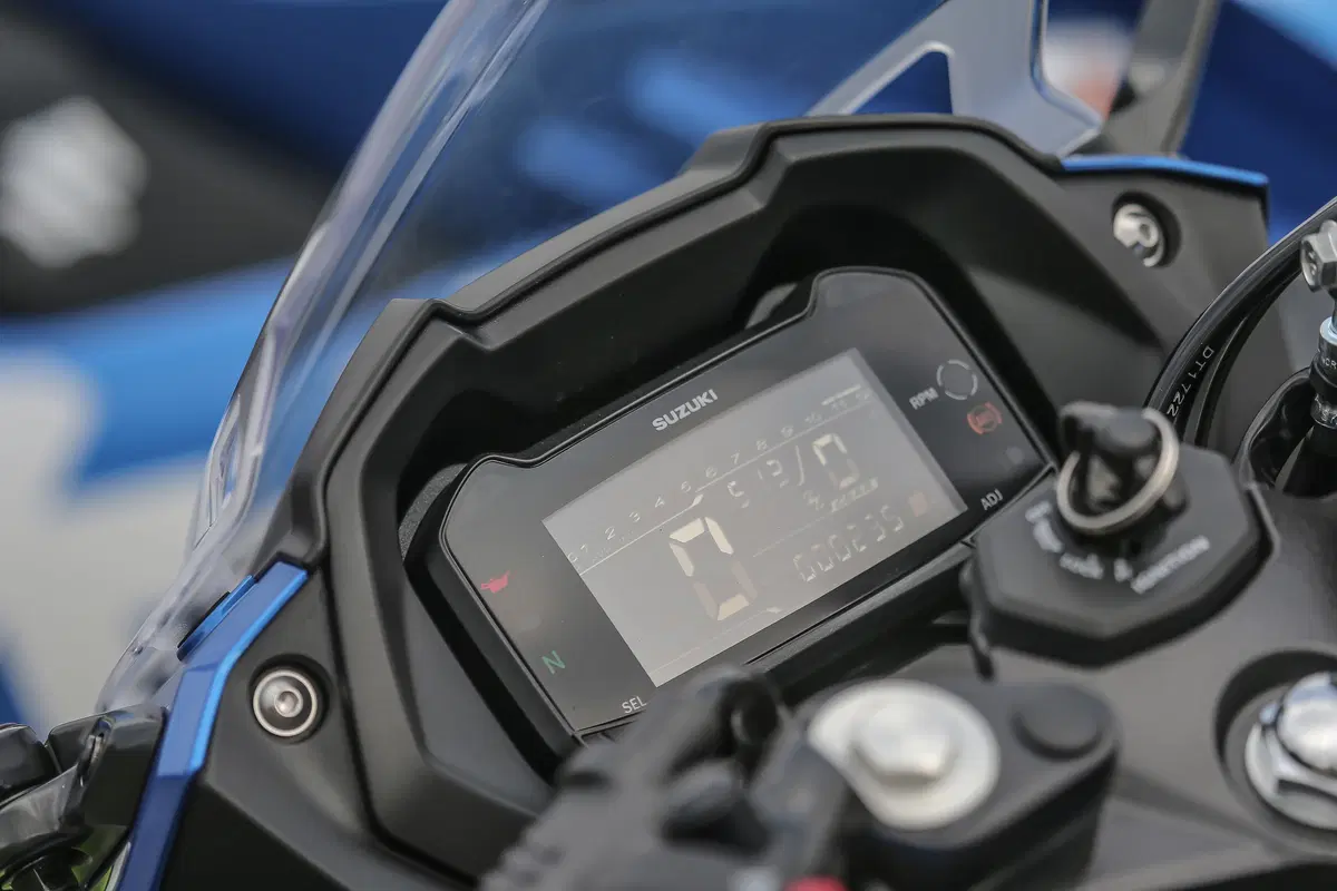 Suzuki GSX250R: la nostra prova in città e sui passi con Passione Motori (20)
