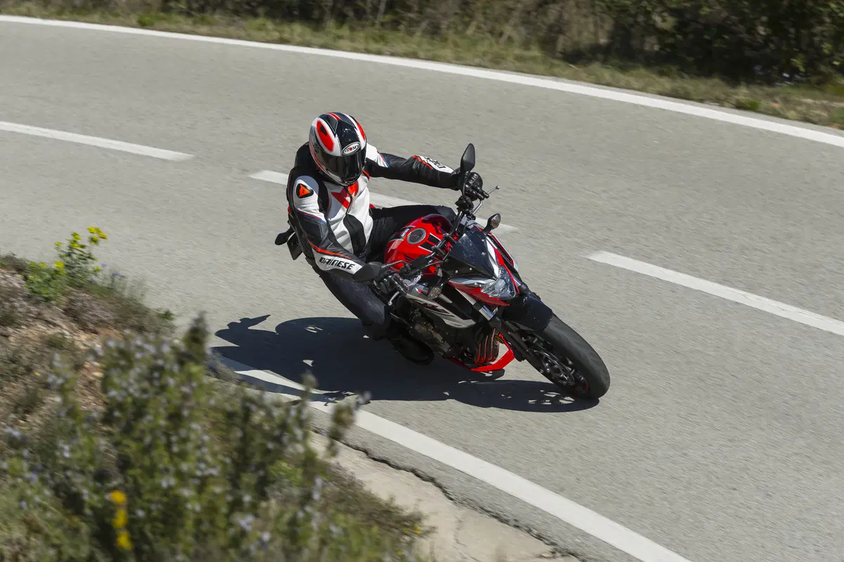 Honda CB650F 2017: la naked si fa in quattro (3)