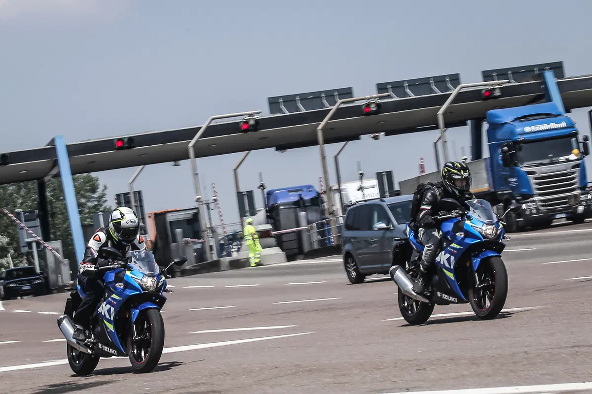 Suzuki GSX250R: la nostra prova in città e sui passi con Passione Motori (17)