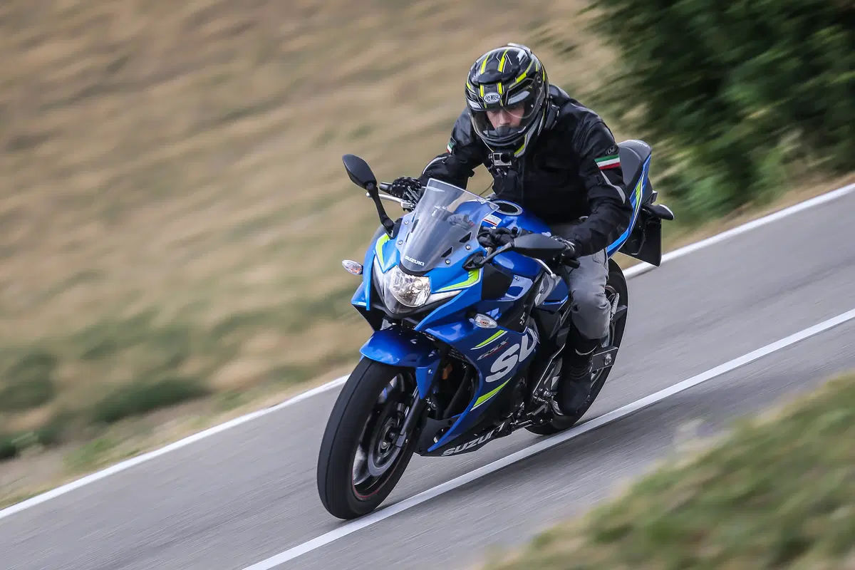 Suzuki GSX250R: la nostra prova in città e sui passi con Passione Motori (25)