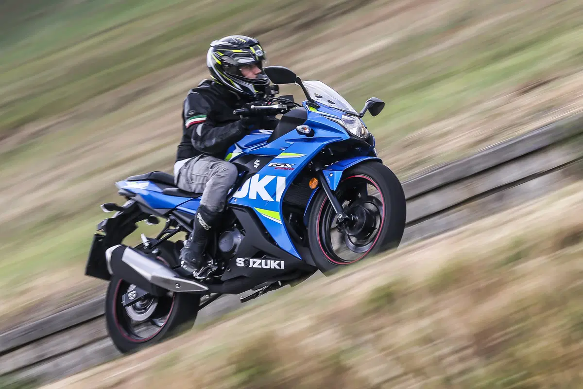 Suzuki GSX250R: la nostra prova in città e sui passi con Passione Motori (28)