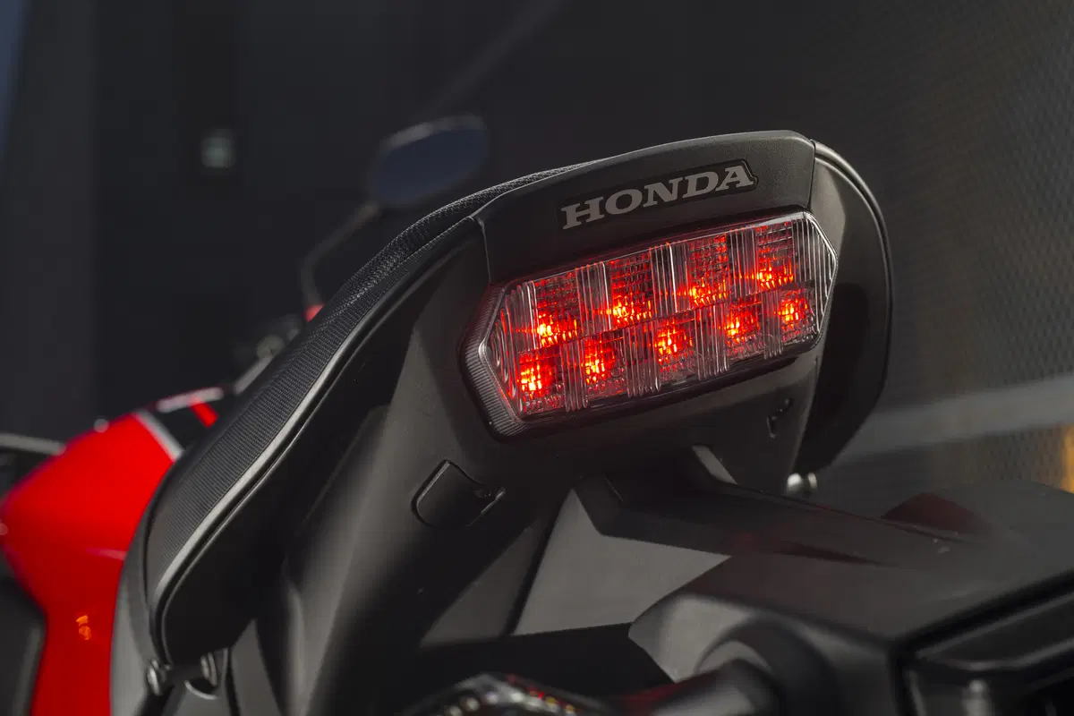 Honda CB650F 2017: la naked si fa in quattro (15)