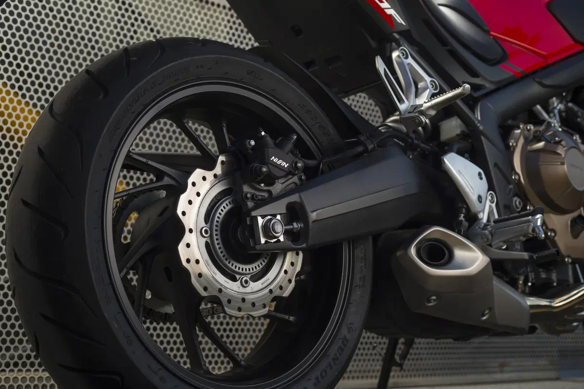 Honda CB650F 2017: la naked si fa in quattro (25)