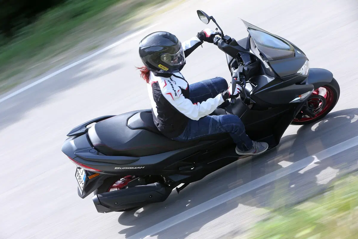 Suzuki Burgman 400 ABS (4)