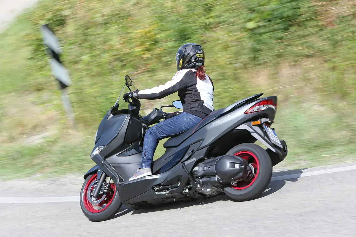 Suzuki Burgman 400 ABS (2)