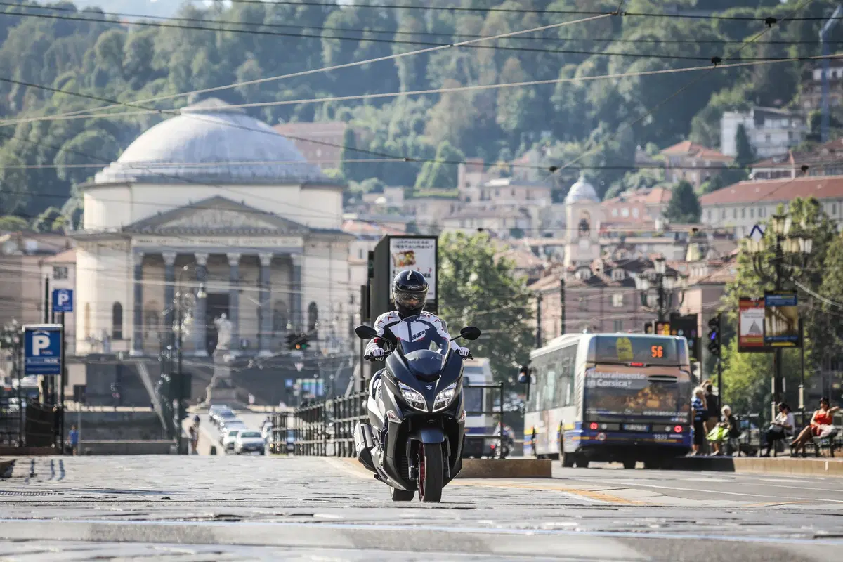 Suzuki Burgman 400 ABS (9)