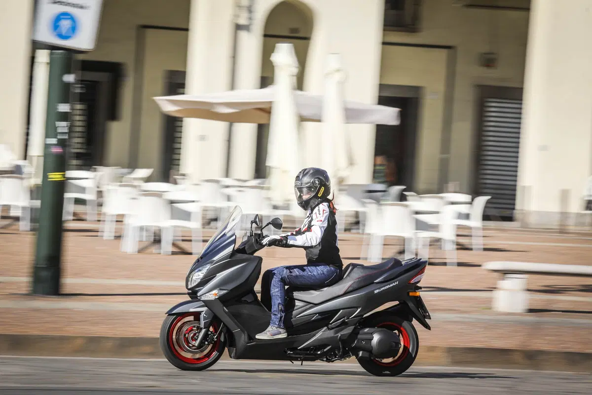Suzuki Burgman 400 ABS (10)