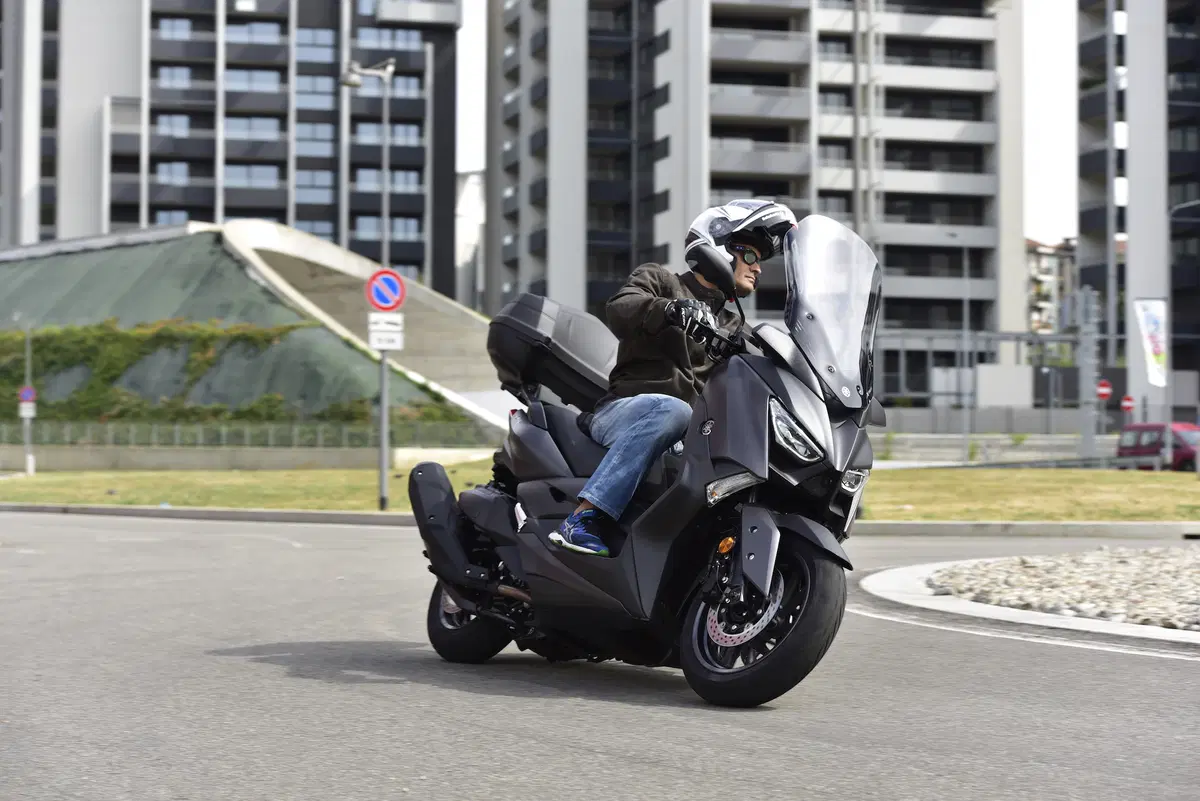 Yamaha X-MAX 400 2017 (2)