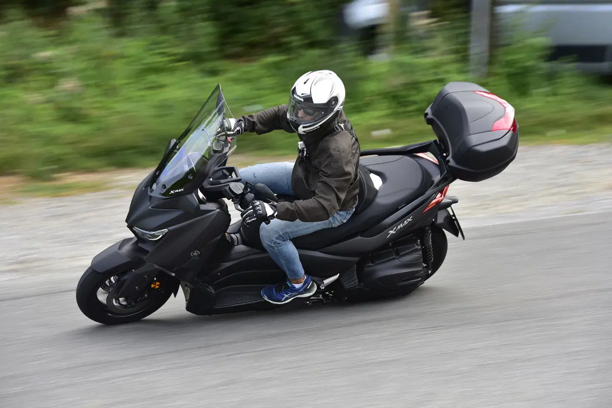 Yamaha X-MAX 400 2017 (6)