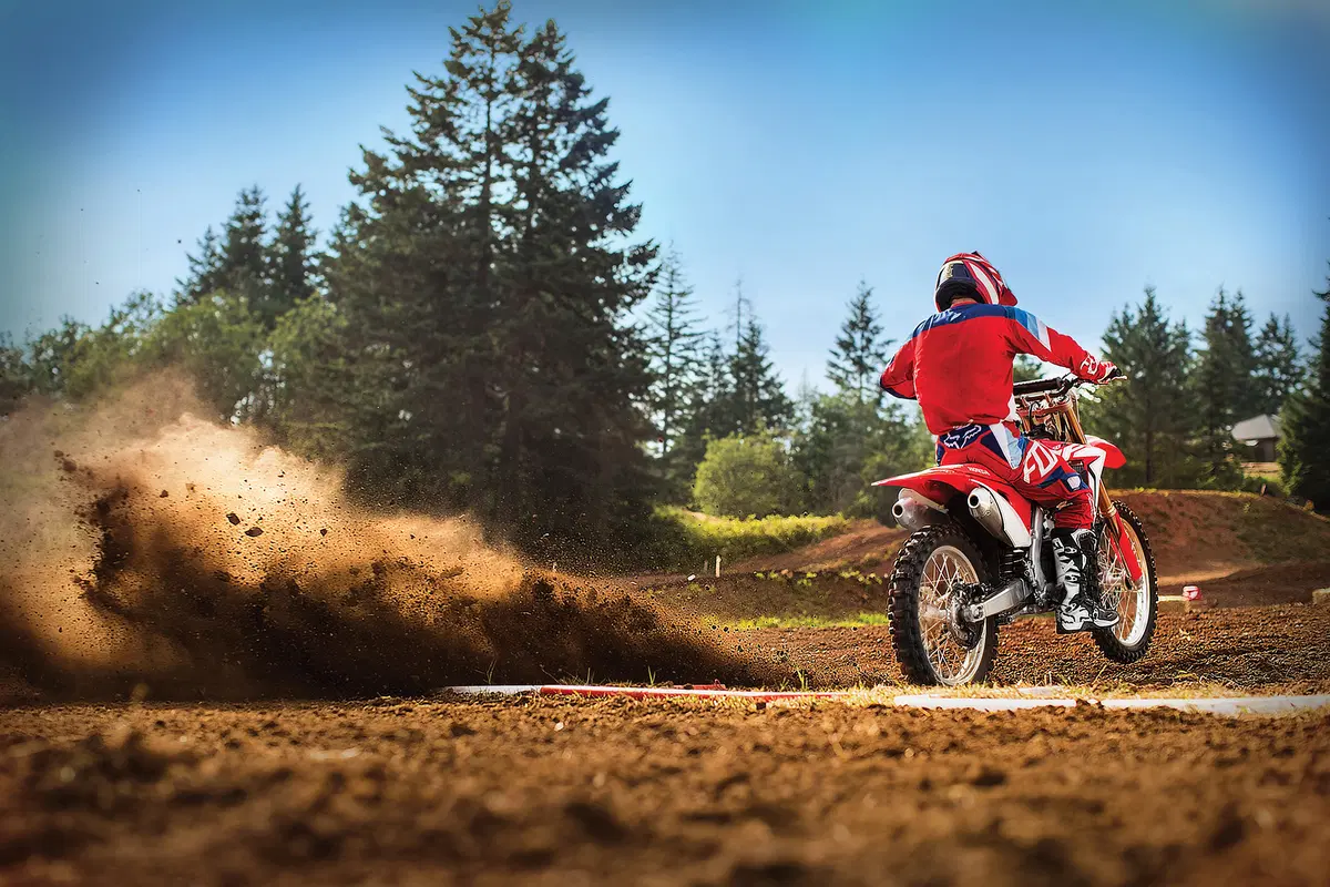 Honda CRF250R 2018. Motore e il telaio nuovi (4)