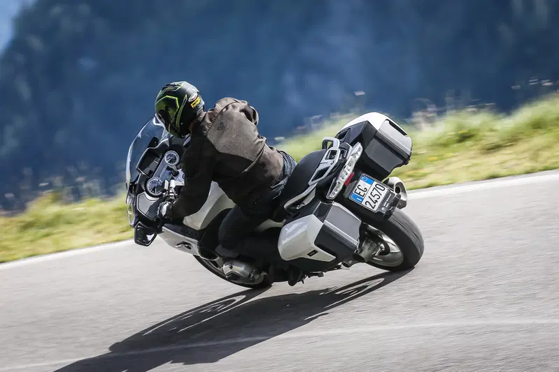 In montagna la RT sorprende per la sua elevata guidabilit&agrave; nonostante le dimensioni