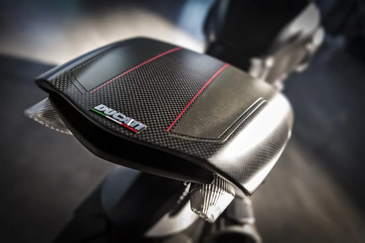 Ducati Diavel Carbon 2016 (7)