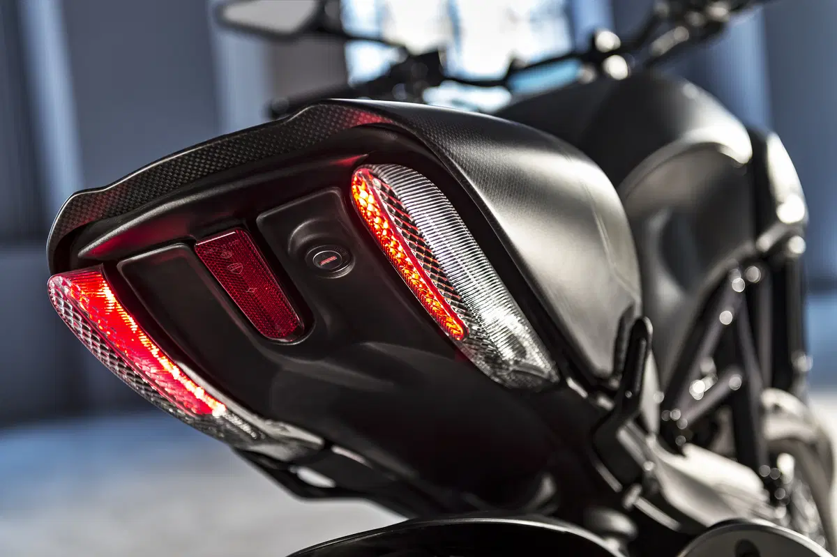 Ducati Diavel Carbon 2016 (9)