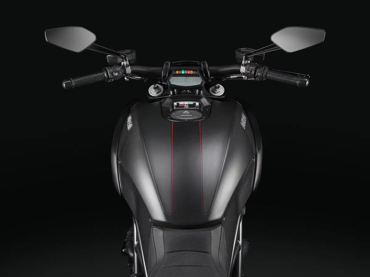 Ducati Diavel Carbon 2016 (10)