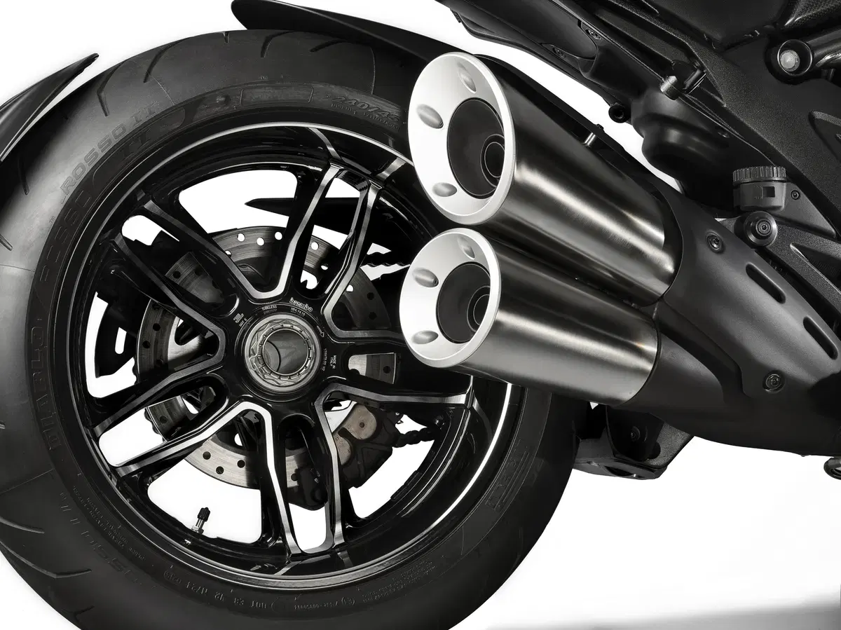 Ducati Diavel Carbon 2016 (14)