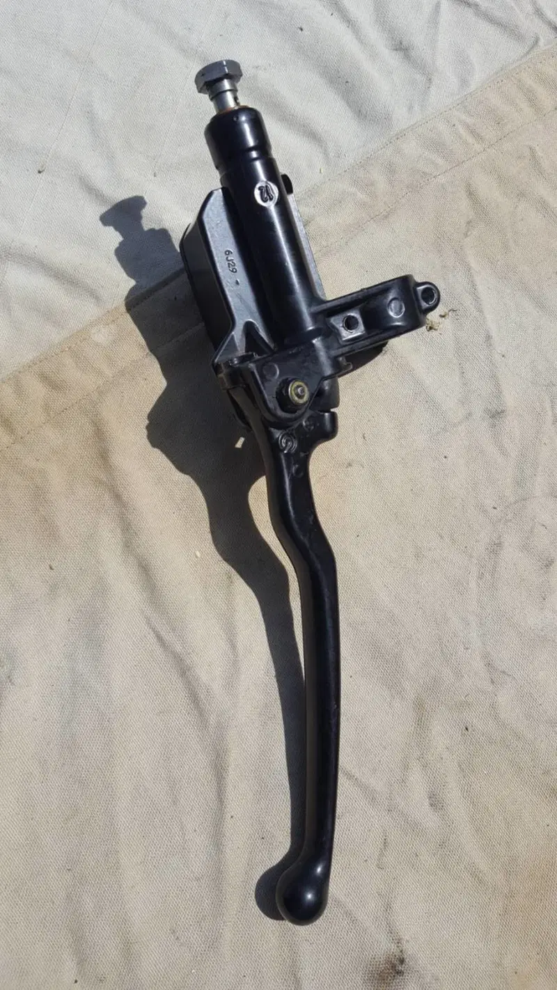 Leva e Pompa Freno MP3 Piaggio (2)