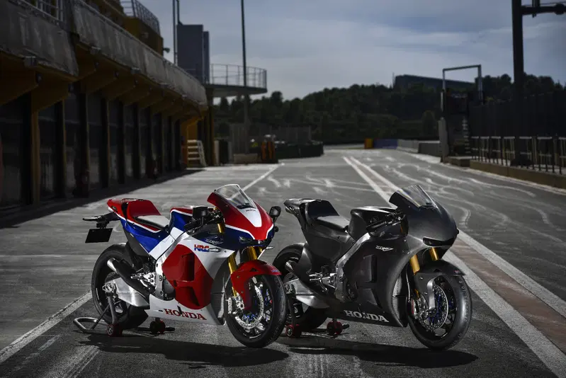 La RC213V-S in versione di serie, se cos&igrave; si pu&ograve; dire, affiancata dall'allestimento kit